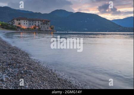 Vista sul lago del villaggio di Lierna al tramonto sul lago di Como Foto Stock