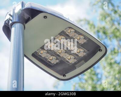 Lampione a LED nei dettagli con alberi sullo sfondo Foto Stock