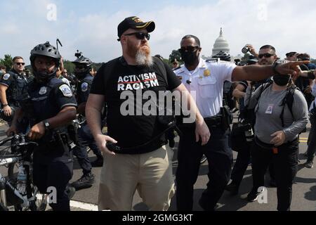 Washington, Stati Uniti. 18 settembre 2021. La polizia ha arrestato un protestore durante un raduno sulla 'Giustizia per J6' oggi il 18 settembre 2021 a Union Square a Washington DC, USA. (Foto di Lenin Nolly/Sipa USA) Credit: Sipa USA/Alamy Live News Foto Stock