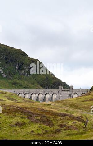 Diga di Lawers che trattiene Lochan na Lairige Reservoir, parte del Breadalbane Hydroelectric Scheme, Scozia, Regno Unito Foto Stock