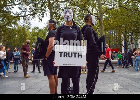 Londra, Regno Unito. 18 settembre 2021. Animal rights group Anonymous for the voiceless ha organizzato un'azione "Cubo di verità" in Leicester Square, incoraggiando i passanti a andare vegan mostrando il filmato grafico degli orrori che gli animali passano attraverso in macelli, l'agricoltura animale e l'industria della pesca. Credit: Vuk Valcic / Alamy Live News Foto Stock