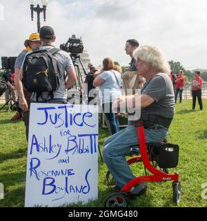 Washington DC, Stati Uniti. 18 settembre 2021. Rob Clere di New York City partecipa al rally Justice for J6 a Washington DC è tenuto a sostenere coloro che sono stati accusati di azione penale e chiedere che coloro che sono stati incarcerati essere liberati e tutte le accuse sono caduti. L’ex presidente Trump sostiene questo rally. P 18 settembre 2021. Credit: Patsy Lynch/Media Punch/Alamy Live News Foto Stock