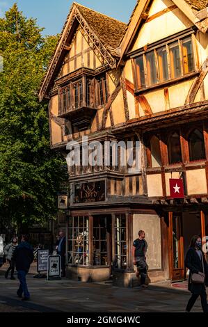 Oxfordshire regno unito 15 settembre 2021 vecchio negozio all'interno della città di oxfordshire con il sole di avvertimento che spinge attraverso dare colori sorprendenti Foto Stock