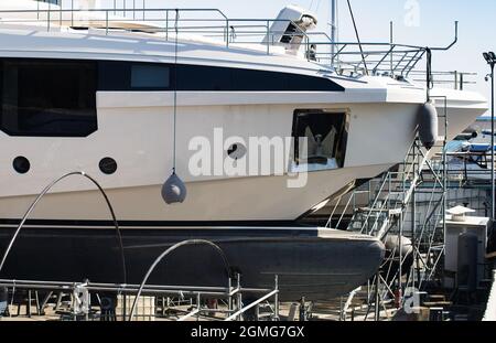 Lampada ad arco per yacht in molo asciutto Foto Stock