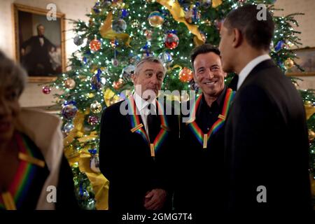 Il Presidente Barack Obama saluta Robert DeNiro e Bruce Springsteen in un ricevimento per i vincitori del Kennedy Center nella Camera Blu della Casa Bianca, 6 dicembre 2009. (Foto ufficiale della Casa Bianca di Pete Souza) questa fotografia ufficiale della Casa Bianca è resa disponibile solo per la pubblicazione da parte delle organizzazioni di notizie e/o per uso personale la stampa dal soggetto(i) della fotografia. La fotografia non può essere manipolata in alcun modo e non può essere utilizzata in materiali commerciali o politici, pubblicità, e-mail, prodotti, promozioni che in alcun modo suggeriscono l'approvazione o l'approvazione del Foto Stock