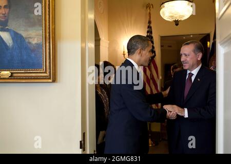 Il presidente Barack Obama accoglie il primo ministro turco Recep Tayyip Erdoğan all'Ufficio ovale, 7 dicembre 2009. (Foto ufficiale della Casa Bianca di Pete Souza) questa fotografia ufficiale della Casa Bianca è resa disponibile solo per la pubblicazione da parte delle organizzazioni di notizie e/o per uso personale la stampa dal soggetto(i) della fotografia. La fotografia non può essere manipolata in alcun modo e non può essere utilizzata in materiali commerciali o politici, pubblicità, e-mail, prodotti, promozioni che in alcun modo suggeriscono l'approvazione o l'approvazione del presidente, della prima famiglia, o della Casa Bianca. Foto Stock