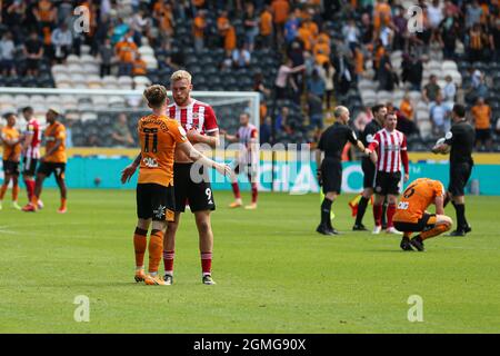 KINGSTON UPON HULL, REGNO UNITO. 18 SETTEMBRE - Keane Lewis-Potter di Hull City (11) e Oli McBurnie di Sheffield United (9) parlando con uno skipper sconfitto di Hull City Richard Smallwood (6) sullo sfondo dopo il fischio finale della partita del Campionato Sky Bet tra Hull City e Sheffield United al KC Stadium, Kingston upon Hull sabato 18 settembre 2021. (Credit: Emily Moorby | MI News) Credit: MI News & Sport /Alamy Live News Foto Stock