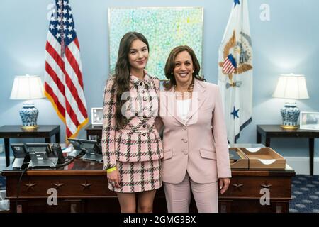 Il Vice Presidente degli Stati Uniti Kamala Harris pone per le foto con la pop star teen Olivia Rodrigo nell'Ufficio dell'ala ovest della Casa Bianca 14 luglio 2021 a Washington, il D.C. Rodrigo ha visitato la Casa Bianca per filmare un video che promuove i vaccini ai giovani. Credit: Lawrence Jackson/White House Photo/Alamy Live News Foto Stock