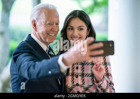 Il Presidente degli Stati Uniti Joe Biden registra un video discorso con Olivia Rodrigo, giovane pop star, sul Colonnade della Casa Bianca 14 luglio 2021 a Washington, il D.C. Rodrigo ha visitato la Casa Bianca per filmare un video che promuove i vaccini ai giovani. Credit: Adam Schultz/White House Photo/Alamy Live News Foto Stock