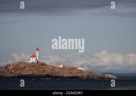 Faro Trial Islands circondato dal mare a Oak Bay, Canada Foto Stock