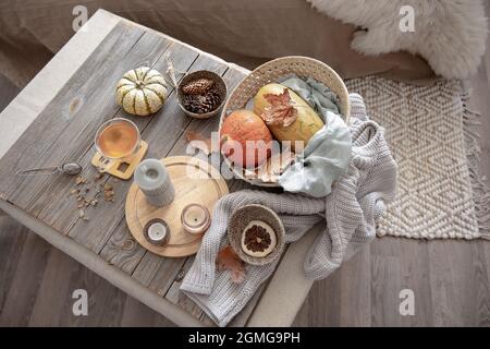 Dettagli di casa autunno decor in stile rustico all'interno della camera, vista dall'alto. Foto Stock