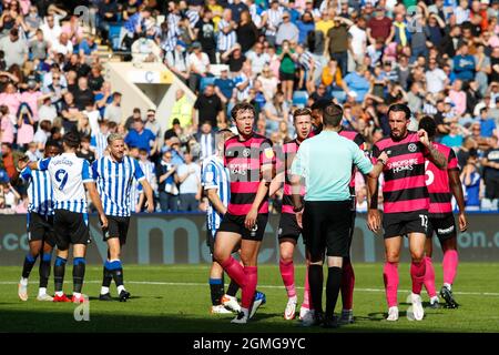 L'arbitro ben toner assegna una penalità a Sheffield Mercoledì nella prima metà Foto Stock