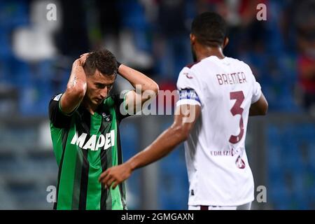 Reggio Emilia, Italia. 17 settembre 2021. Filip Djuricic (L) degli Stati Uniti Sassuolo sembra sconsolato durante la serie A di partite di calcio tra gli Stati Uniti Sassuolo e il Torino FC. Credit: Nicolò campo/Alamy Live News Foto Stock