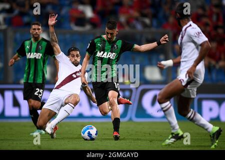 Reggio Emilia, Italia. 17 settembre 2021. Filip Djuricic (C) degli Stati Uniti Sassuolo è affrontato da Ricardo Rodriguez del Torino FC durante la Serie A di calcio tra gli Stati Uniti Sassuolo e il Torino FC. Credit: Nicolò campo/Alamy Live News Foto Stock