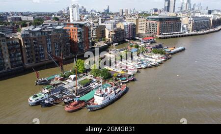 Casa barche ormeggiate sul Tamigi Londra Bermondsey fuco colpo estate 2021 Foto Stock