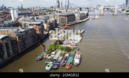 Casa barche ormeggiate sul Tamigi Londra Bermondsey fuco colpo estate 2021 Foto Stock
