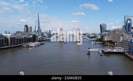 Tower Bridge River thames Londra Agosto 2021 con vista dei droni Foto Stock