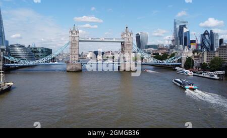 Tower Bridge River thames Londra Agosto 2021 con vista dei droni Foto Stock