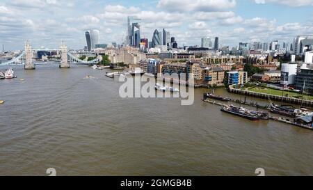 Tower Bridge River thames Londra Agosto 2021 con vista dei droni Foto Stock