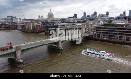 Southwark Bridge London Regno Unito barca che passa sotto l'estate 2021 drone Foto Stock