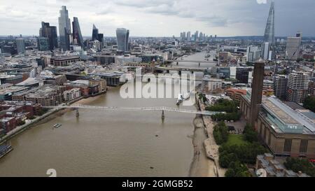 Millennium Bridge over River Thames London City UK drone image estate 2021 Foto Stock