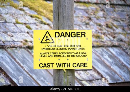 Cast con attenzione segno di pericolo per il pescatore Foto Stock