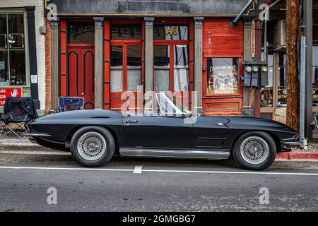 Virginia City, NV - 31 luglio 2021: 1964 Chevrolet Corvette Stingray convertibile ad una mostra di auto locale. Foto Stock