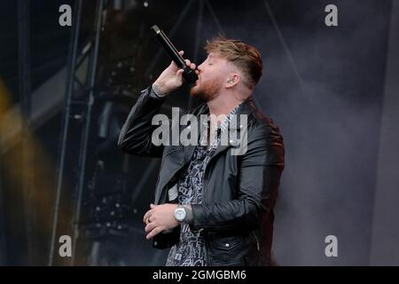 Newport, Regno Unito. 18 settembre 2021. James Arthur, cantante, cantautore e chitarrista inglese, vincitore di X Factor 2012 e il cui singolo di debutto è stato inserito al numero uno nella classifica dei singoli del Regno Unito, si esibisce dal vivo sul palco al Festival dell'isola di Wight. Credit: SOPA Images Limited/Alamy Live News Foto Stock