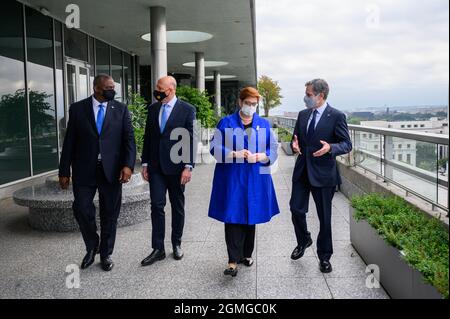 Austin III, segretario di Difesa degli Stati Uniti, e il segretario di Stato Tony Blinken, a destra, camminano con le loro controparti australiane al Dipartimento di Stato 16 settembre 2021 a Washington, DC. Da sinistra a destra ci sono: Il Segretario della Difesa degli Stati Uniti Lloyd Austin, il Ministro della Difesa australiano Peter Dutton, il Ministro degli Esteri australiano Marise Payne e il Segretario di Stato degli Stati Uniti Tony Blinken. Credito: SSgt. SGT. Jack Sanders/DOD/Alamy Live News Foto Stock