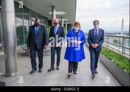 Austin III, segretario di Difesa degli Stati Uniti, e il segretario di Stato Tony Blinken, a destra, camminano con le loro controparti australiane al Dipartimento di Stato 16 settembre 2021 a Washington, DC. Da sinistra a destra ci sono: Il Segretario della Difesa degli Stati Uniti Lloyd Austin, il Ministro della Difesa australiano Peter Dutton, il Ministro degli Esteri australiano Marise Payne e il Segretario di Stato degli Stati Uniti Tony Blinken. Credito: SSgt. SGT. Jack Sanders/DOD/Alamy Live News Foto Stock