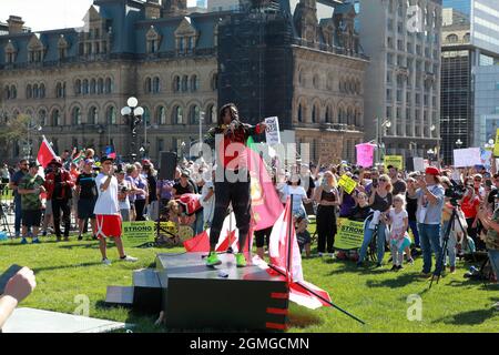 Le persone che protestano contro la vaccinazione obbligatoria, la coercizione e l'attuazione dei passaporti di vaccinazione sulla collina del Parlamento di Ottawa, capitale nazionale o Foto Stock