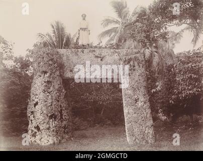 1885 foto di un uomo in piedi su haa'amonga ‘a Maui, un trilione di tre lastre di pietra corallina, vicino al villaggio di Niutōua, il sito dell'antica capitale Heketā di Tonga, nella parte settentrionale dell'isola di Tongatapu Foto Stock