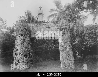 1885 foto di un uomo in piedi su haa'amonga ‘a Maui, un trilione di tre lastre di pietra corallina, vicino al villaggio di Niutōua, il sito dell'antica capitale Heketā di Tonga, nella parte settentrionale dell'isola di Tongatapu Foto Stock