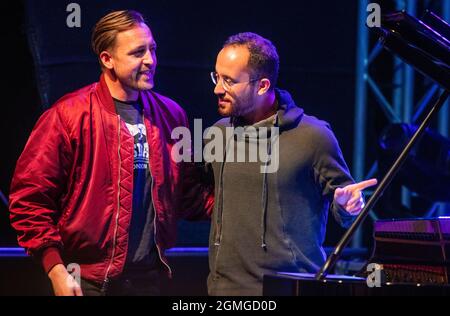 Jamel, Germania. 18 settembre 2021. Il musicista Danger Dan (l) e il pianista Igor Levit (r) suonano al concerto "Jamel Rocks the Forester" nel piccolo villaggio di Jamel vicino a Wismar. Il festival conosciuto a livello nazionale è un segno dell'impegno della società civile contro la forte scena neo-nazista nel villaggio. Credit: Jens Büttner/dpa-Zentralbild/dpa/Alamy Live News Foto Stock