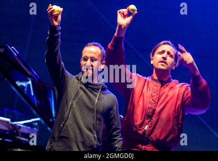 Jamel, Germania. 18 settembre 2021. Il musicista Danger Dan (r) e il pianista Igor Levit (l) suonano al concerto "Jamel Rocks the Forester" nel piccolo villaggio di Jamel vicino a Wismar. Il festival conosciuto a livello nazionale è un segno dell'impegno della società civile contro la forte scena neo-nazista nel villaggio. Credit: Jens Büttner/dpa-Zentralbild/dpa/Alamy Live News Foto Stock