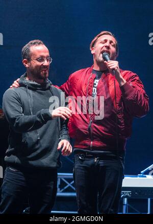 Jamel, Germania. 18 settembre 2021. Il musicista Danger Dan (r) e il pianista Igor Levit (l) suonano al concerto "Jamel Rocks the Forester" nel piccolo villaggio di Jamel vicino a Wismar. Il festival conosciuto a livello nazionale è un segno dell'impegno della società civile contro la forte scena neo-nazista nel villaggio. Credit: Jens Büttner/dpa-Zentralbild/dpa/Alamy Live News Foto Stock