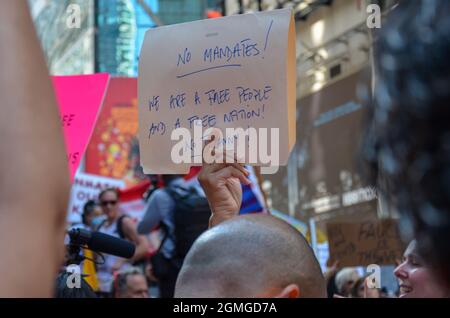 New York, Stati Uniti. 18 settembre 2021. Un partecipante è visto tenere un banner anti-vaccinazione Covid-19 durante il “World Wide Rally for Freedom” del 18 settembre 2021. (Foto di Ryan Rahman/Pacific Press) Credit: Pacific Press Media Production Corp./Alamy Live News Foto Stock