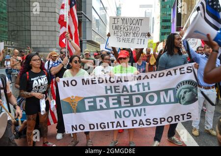 New York, Stati Uniti. 18 settembre 2021. Un partecipante è visto tenere un banner anti-vaccinazione Covid-19 durante il “World Wide Rally for Freedom” del 18 settembre 2021. (Foto di Ryan Rahman/Pacific Press) Credit: Pacific Press Media Production Corp./Alamy Live News Foto Stock