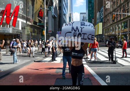 New York, Stati Uniti. 18 settembre 2021. Un partecipante è visto tenere un banner anti-vaccinazione Covid-19 durante il “World Wide Rally for Freedom” del 18 settembre 2021. (Foto di Ryan Rahman/Pacific Press) Credit: Pacific Press Media Production Corp./Alamy Live News Foto Stock