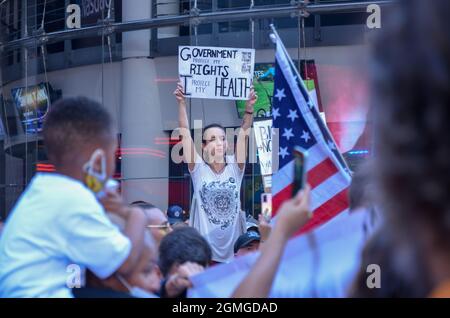 New York, Stati Uniti. 18 settembre 2021. Un partecipante è visto tenere un banner anti-vaccinazione Covid-19 durante il “World Wide Rally for Freedom” del 18 settembre 2021. (Foto di Ryan Rahman/Pacific Press) Credit: Pacific Press Media Production Corp./Alamy Live News Foto Stock