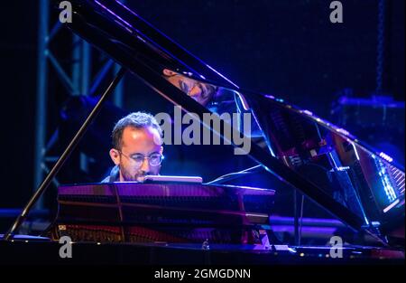 Jamel, Germania. 18 settembre 2021. Il pianista di stelle Igor Lovit suona al concerto 'Jamel scogli il forester' nel piccolo villaggio di Jamel vicino a Wismar. Il festival conosciuto a livello nazionale è un segno dell'impegno della società civile contro la forte scena neo-nazista nel villaggio. Credit: Jens Büttner/dpa-Zentralbild/dpa/Alamy Live News Foto Stock