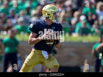 South Bend, Indiana, Stati Uniti. 18 settembre 2021. Il quarterback di Notre Dame Jack Coan (17) passa la palla durante l'azione di gioco di calcio NCAA tra i Purdue Boilermakers e la Notre Dame Fighting Irish al Notre Dame Stadium a South Bend, Indiana. John Mersies/CSM/Alamy Live News Foto Stock