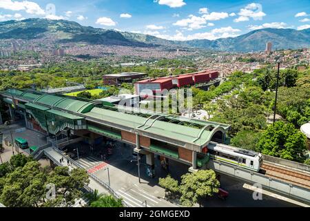 Medellin, Antioquia. Colombia - 17 settembre 2021 - Stazione della Metropolitana Universidad e Parco Explora. La Stazione Universidad è la settima stazione sulla linea A. Foto Stock