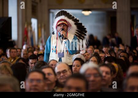 Il leader tribale Marcus Levings pone al presidente Obama una domanda alla White House Tribal Nations Conference presso il Dipartimento degli interni degli Stati Uniti a Washington, D.C., 5 novembre 2009. (Foto ufficiale della Casa Bianca di Pete Souza) questa fotografia ufficiale della Casa Bianca è resa disponibile solo per la pubblicazione da parte delle organizzazioni di notizie e/o per uso personale la stampa dal soggetto(i) della fotografia. La fotografia non può essere manipolata in alcun modo e non può essere utilizzata in materiali commerciali o politici, pubblicità, e-mail, prodotti, promozioni che in alcun modo suggeriscono l'approvazione o l'approvazione di t Foto Stock