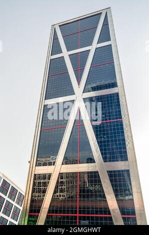 MADRID, SPAGNA - 13 SETTEMBRE 2021: Uno degli edifici inclinati delle torri della porta d'Europa (KIO Towers), edifici con uffici gemelli in Plaza de Castill Foto Stock