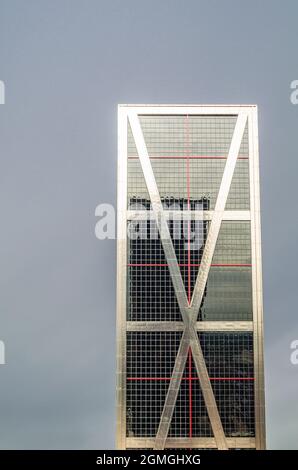 MADRID, SPAGNA - 13 SETTEMBRE 2021: Uno degli edifici inclinati delle torri della porta d'Europa (KIO Towers), edifici con uffici gemelli in Plaza de Castill Foto Stock