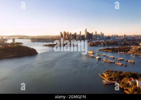 Il fiume Parramatta si mescola con il Porto di Sydney in vista aerea verso il lungomare del CBD della citta'. Foto Stock