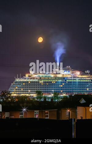 La nave da crociera Regal Princess Cruises è ormeggiata al terminal delle navi da crociera Southampton Mayflower di notte nel 2021, Southampton, Hampshire, Inghilterra, Regno Unito Foto Stock