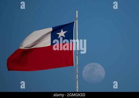Santiago, Metropolitana, Cile. 18 settembre 2021. La luna quasi piena di settembre accanto alla bandiera cilena, il giorno in cui si celebra l'indipendenza del Cile. (Credit Image: © Matias Basualdo/ZUMA Press Wire) Foto Stock