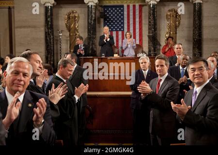 I membri del Congresso, del Gabinetto e della Corte Suprema applaudono quando il Presidente Barack Obama entra nella Camera della Camera per consegnare il suo discorso sullo Stato dell'Unione ad una sessione congiunta del Congresso, 27 gennaio 2010. (Foto ufficiale della Casa Bianca di Pete Souza)) questa fotografia ufficiale della Casa Bianca è resa disponibile solo per la pubblicazione da parte delle organizzazioni di notizie e/o per uso personale la stampa dal soggetto(i) della fotografia. La fotografia non può essere manipolata in alcun modo e non può essere utilizzata in materiali commerciali o politici, pubblicità, e-mail, prodotti, promozioni che in qualsiasi modo suggerisce appro Foto Stock